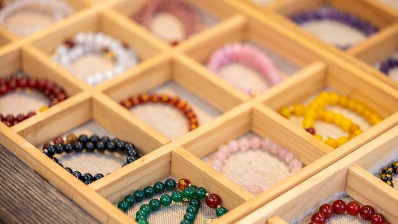 拿捏年轻人情绪,水晶暴涨的“身价密码”